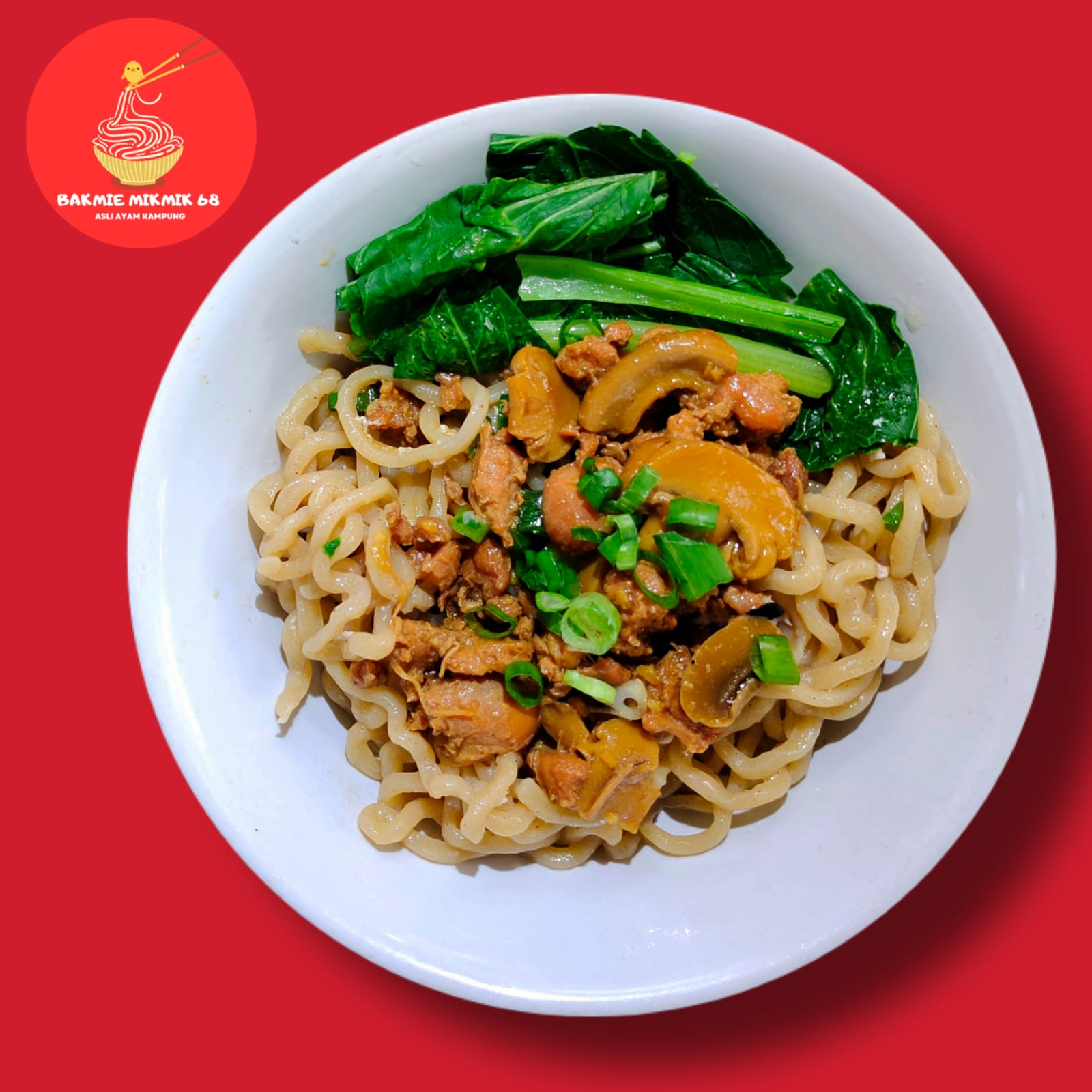 Bakmi ayam kecap dengan potongan jamur dan sayuran